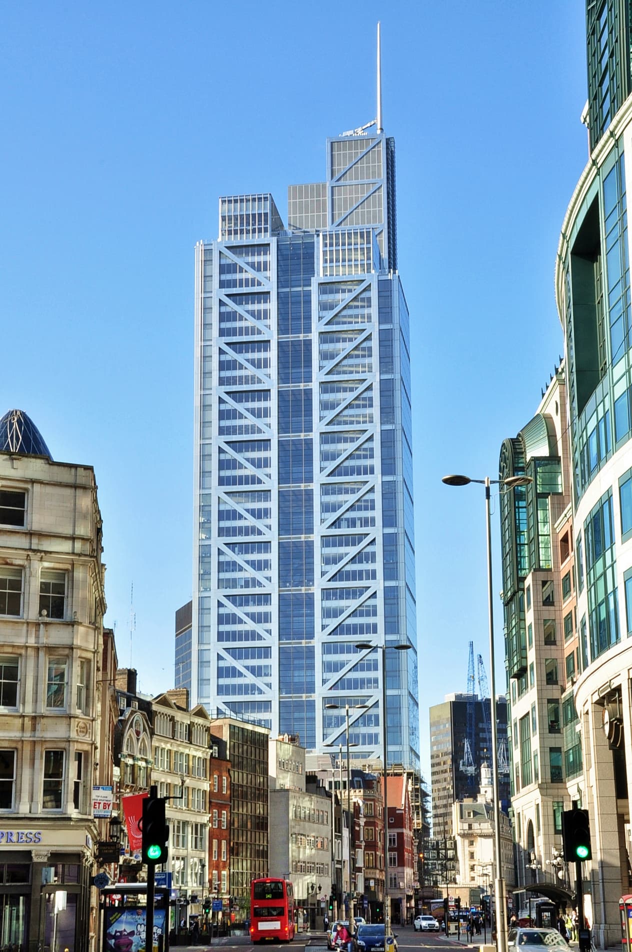 Heron Tower rising above Bishopsgate in the City of London, with a red double-decker bus below